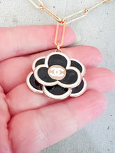 Load image into Gallery viewer, Designer Black/White Flower Necklace