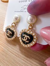 Load image into Gallery viewer, Pearl Heart Dangle Earring
