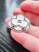 Load image into Gallery viewer, Designer Flower Necklace